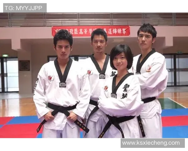 以足球球星印花图案为核心设计展现青春热血与运动激情魅力