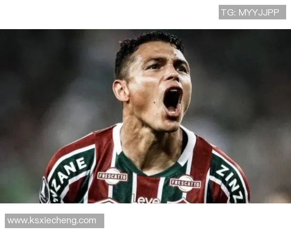 白发足球球星赛场风采依旧展现坚韧与传奇魅力