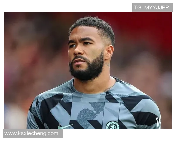 足球明星独特穿袜子方式引发球迷热议展现赛场个性与生活态度 足球明星独特穿袜子方式引发球迷热议展现赛场个性与生活态度